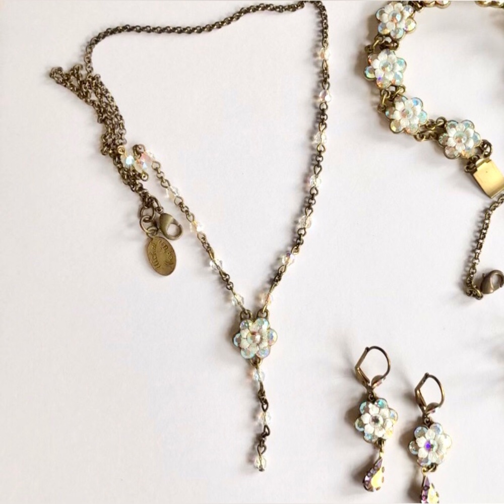 Necklace ONLY Michal Negrin Vintage-Inspired Floral Iridescent Crystal Lariat